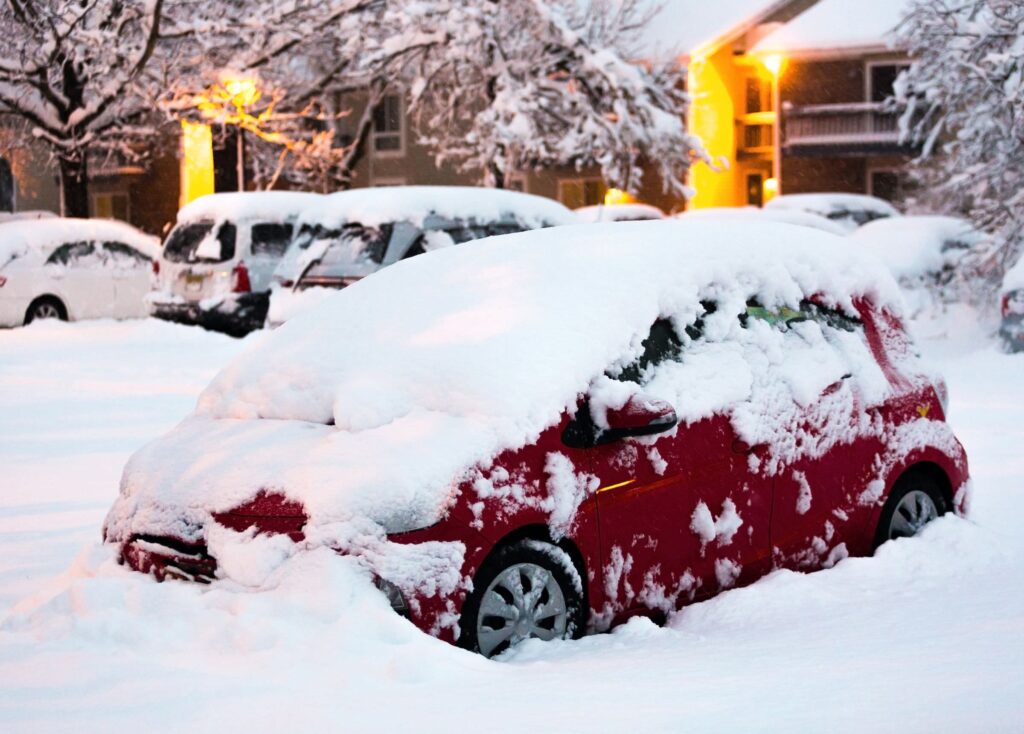 車が雪で覆われている画像